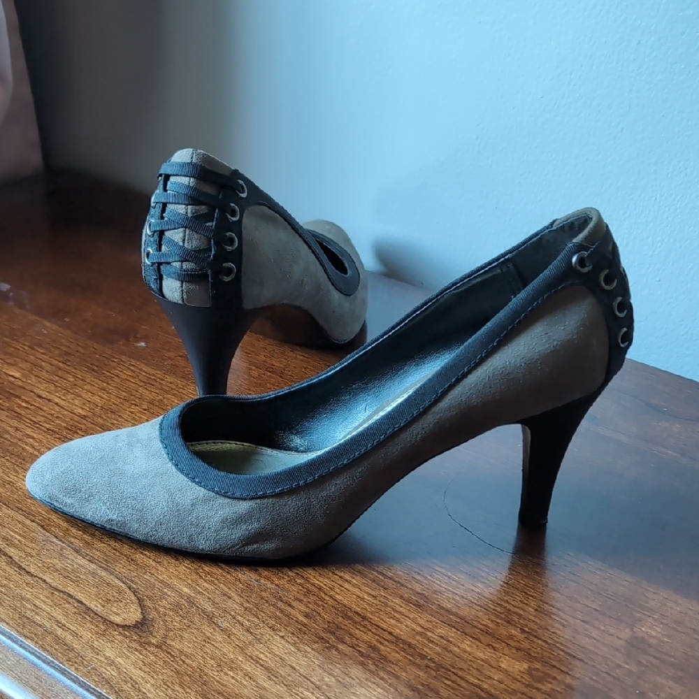 Liz Claiborne Black and Army Green Heels with Pointed Toe and Stiletto